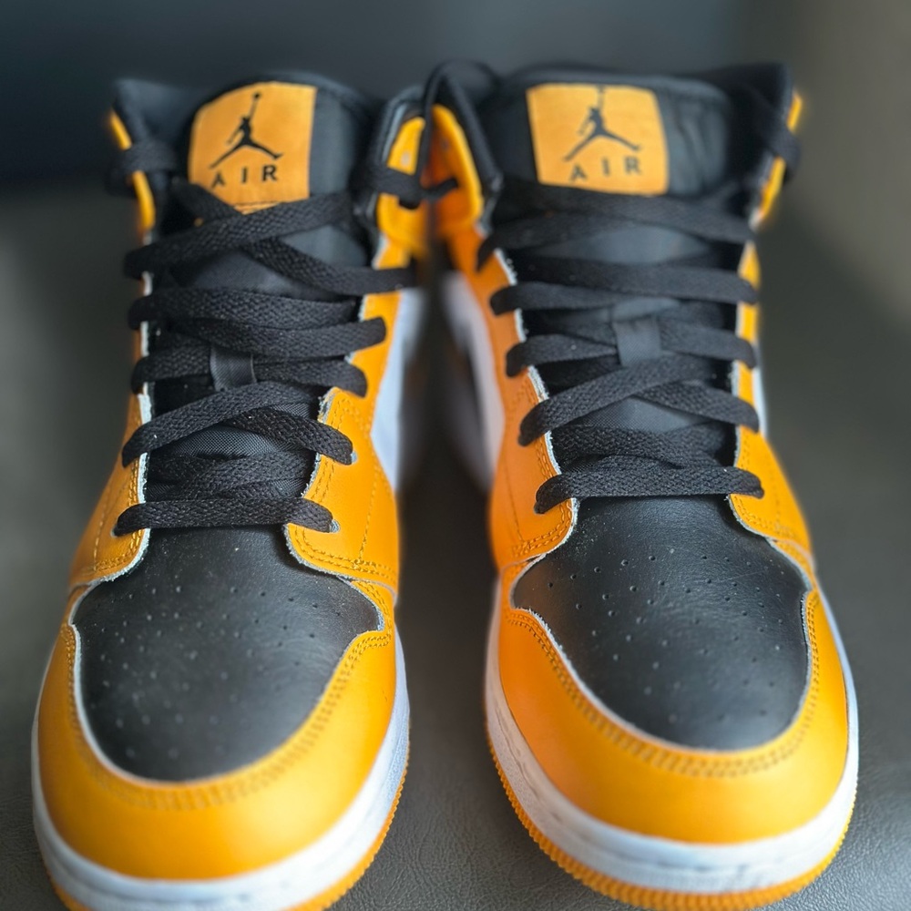 Jordan 1 Mid Taxi- Black and white